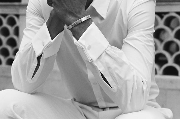CEREMONIE est la chemise parfaite des amateurs de boutons de manchette. Sa coupe ajustée et son col français s'assortissent avec toutes vos tenues habillées. Son point fort: les poignets mousquetaires ornés de boutons en nacre, ou à échanger pour votre paire préférée.