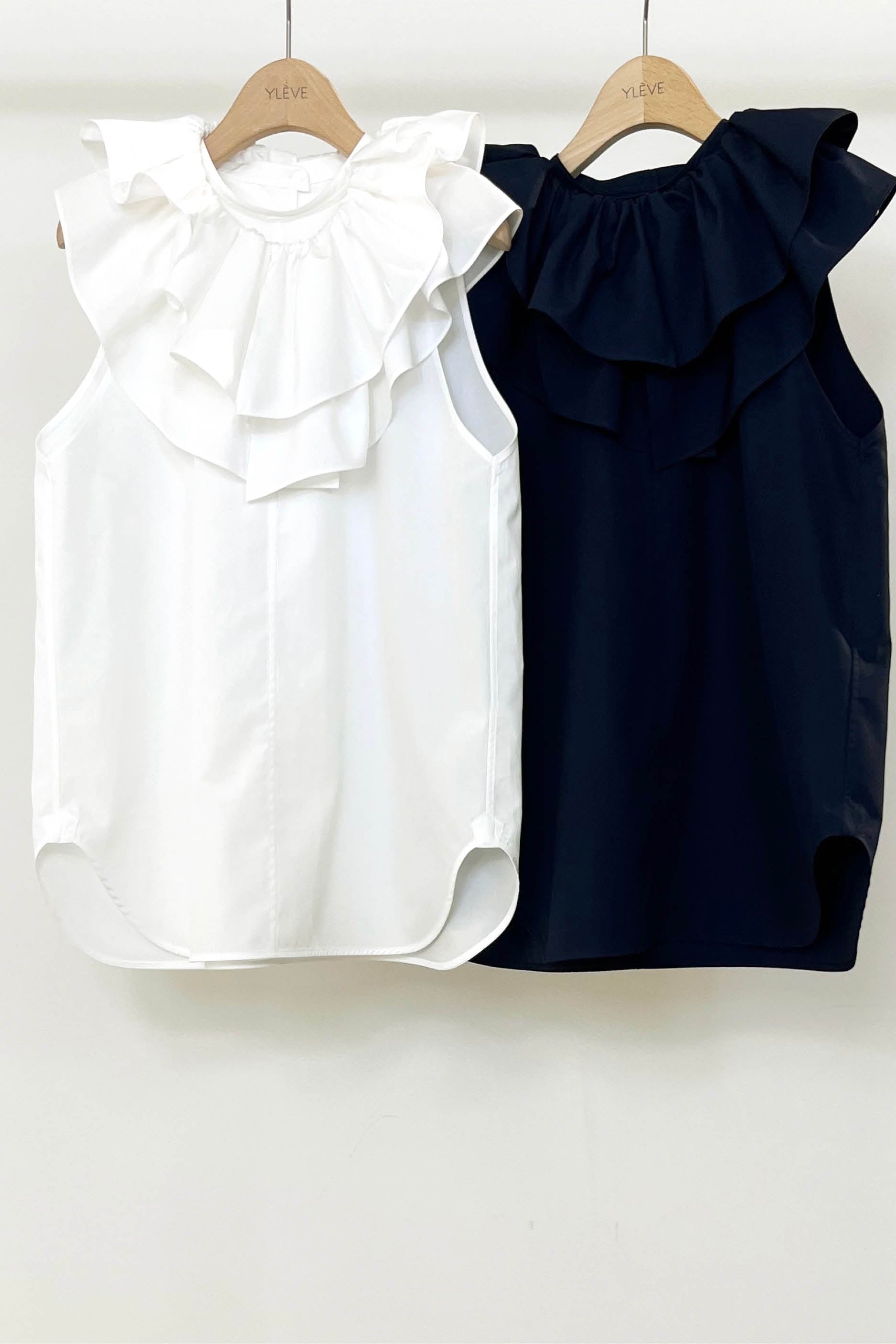 Chemisier blanc et bleu marine pour femme en popeline de coton japonaise avec col à volants sans manche | Bourrienne collab Ylève 