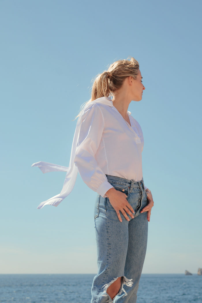 Chemise blanche Luxe à Lavallière en popeline de coton vue de pleins pied avec lavallière dénouée- Bourrienne Paris X