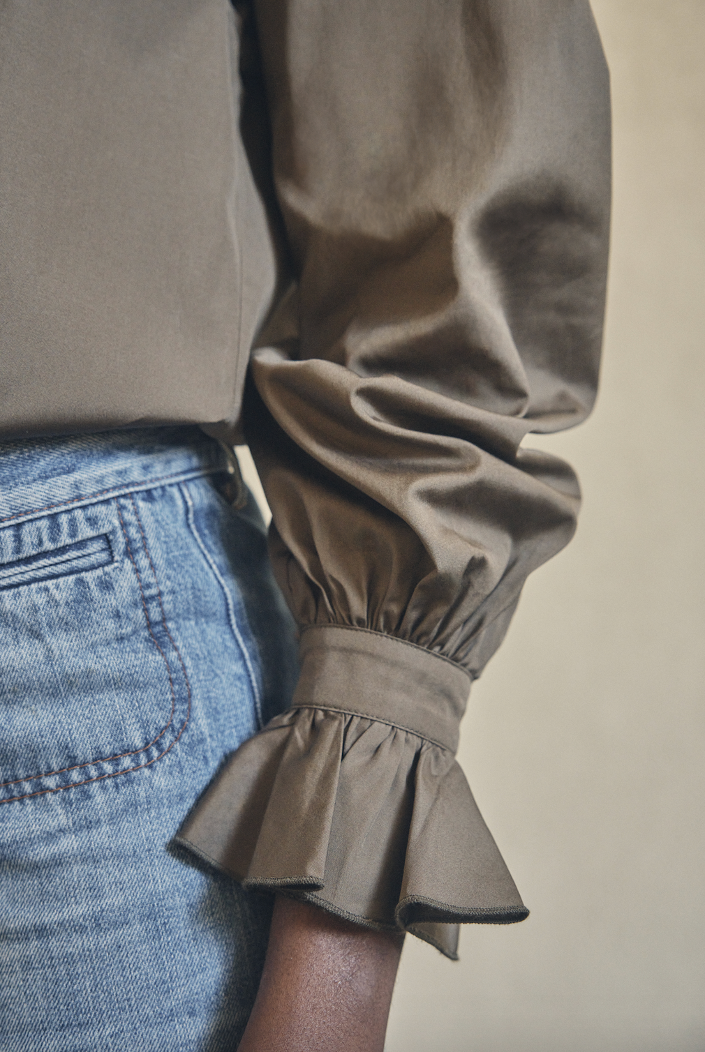 Close-up sur le poignet à volants de la chemise BOUDOIR Kaki.