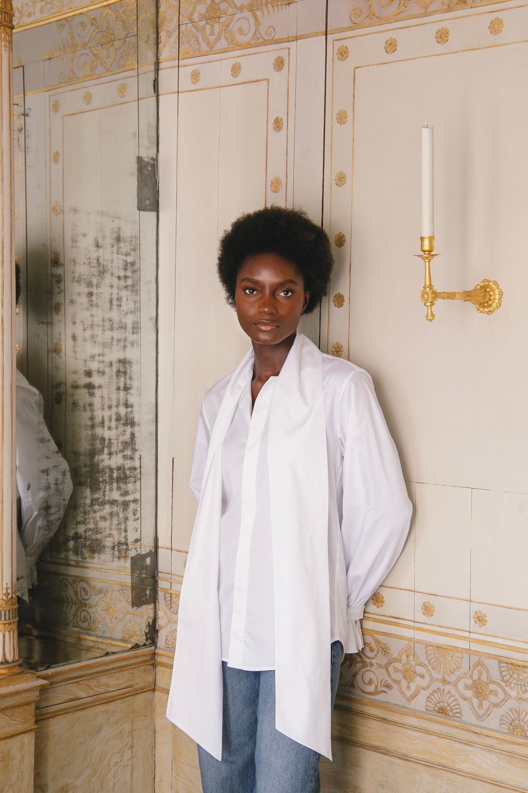 Mannequin posant dans l'Hôtel de Bourrienne avec la chemise EXQUISE issue de la collaboration Bourrienne Paris X et Alix D. Reynis.