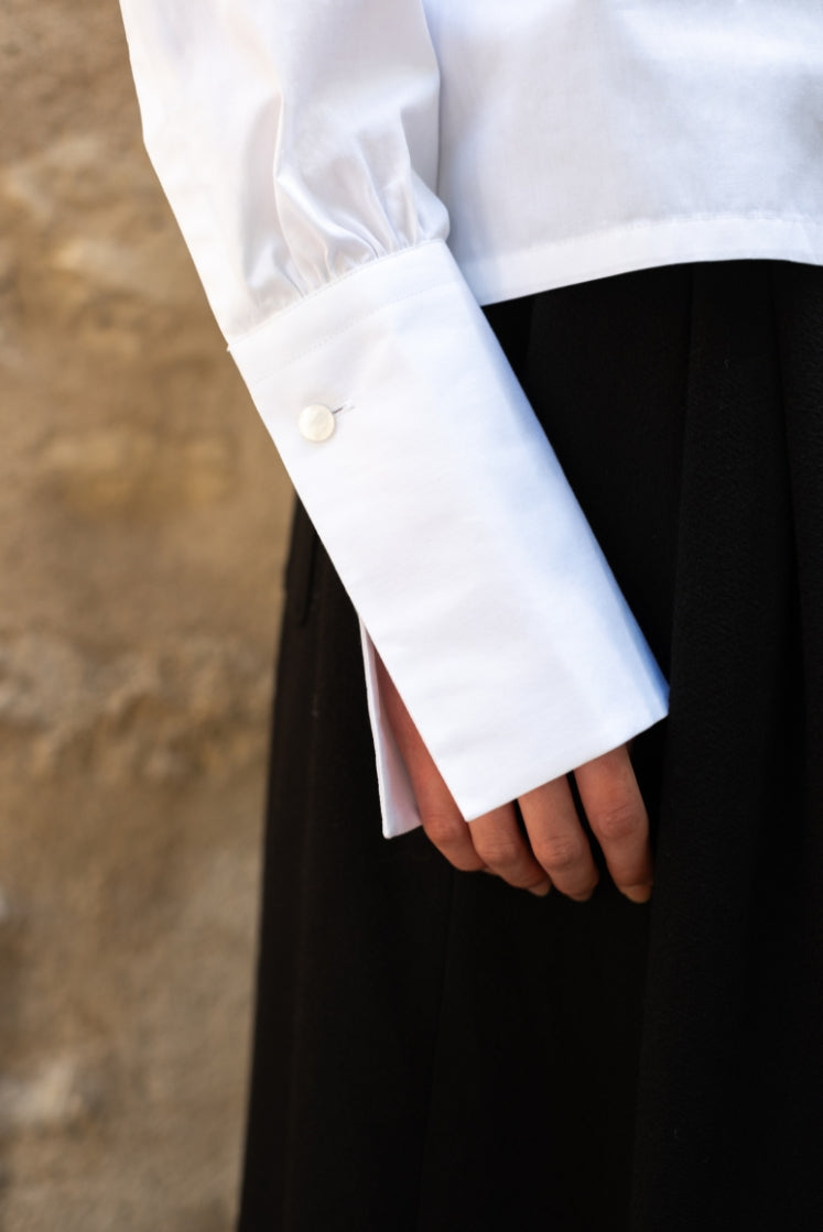 Closeup sur le poignet allongé de la chemise FORTUNÉE. 