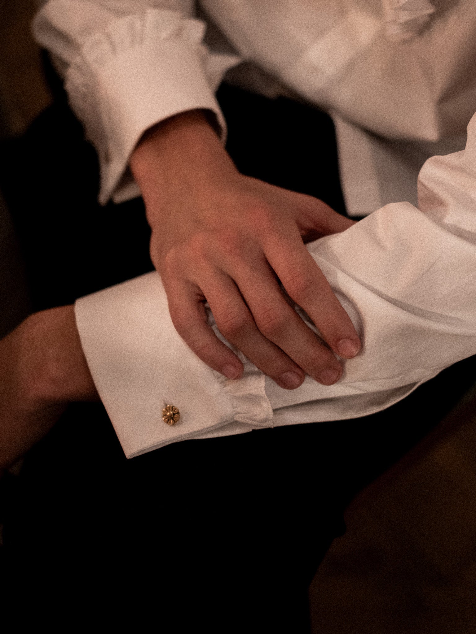 boutons de manchettes dorés portés sur la chemise FIESTA de Bourrienne Paris X.