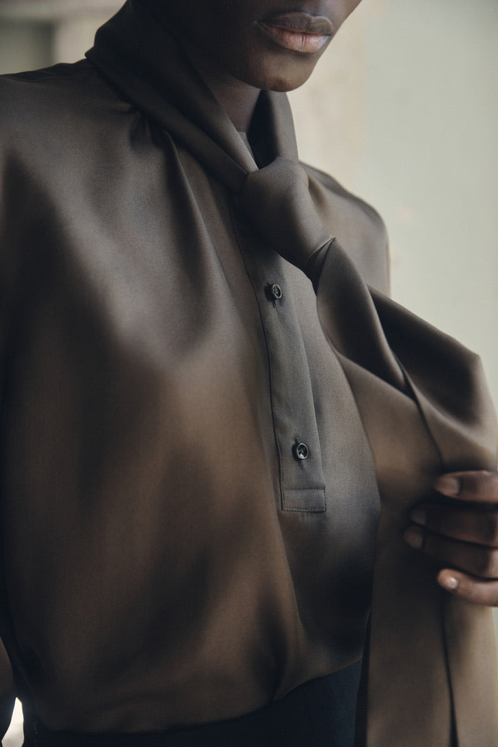 Close-up sur la chemise COMTESSE Soie Kaki et son col écharpe noué en cravate.