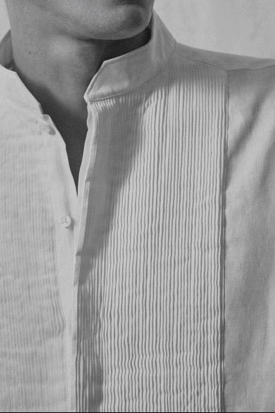 close-up sur le plissé à la main du plastron de la chemise en lin