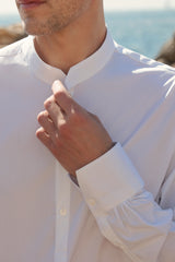 Chemise blanche en popeline de coton,col officier biseauté, poignets biseautés, close-up sur le col et le poignet avec les fronces