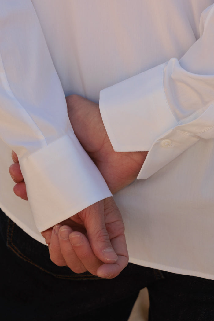 Chemise blanche en popeline de coton,col officier biseauté, poignets biseautés, vue poignets