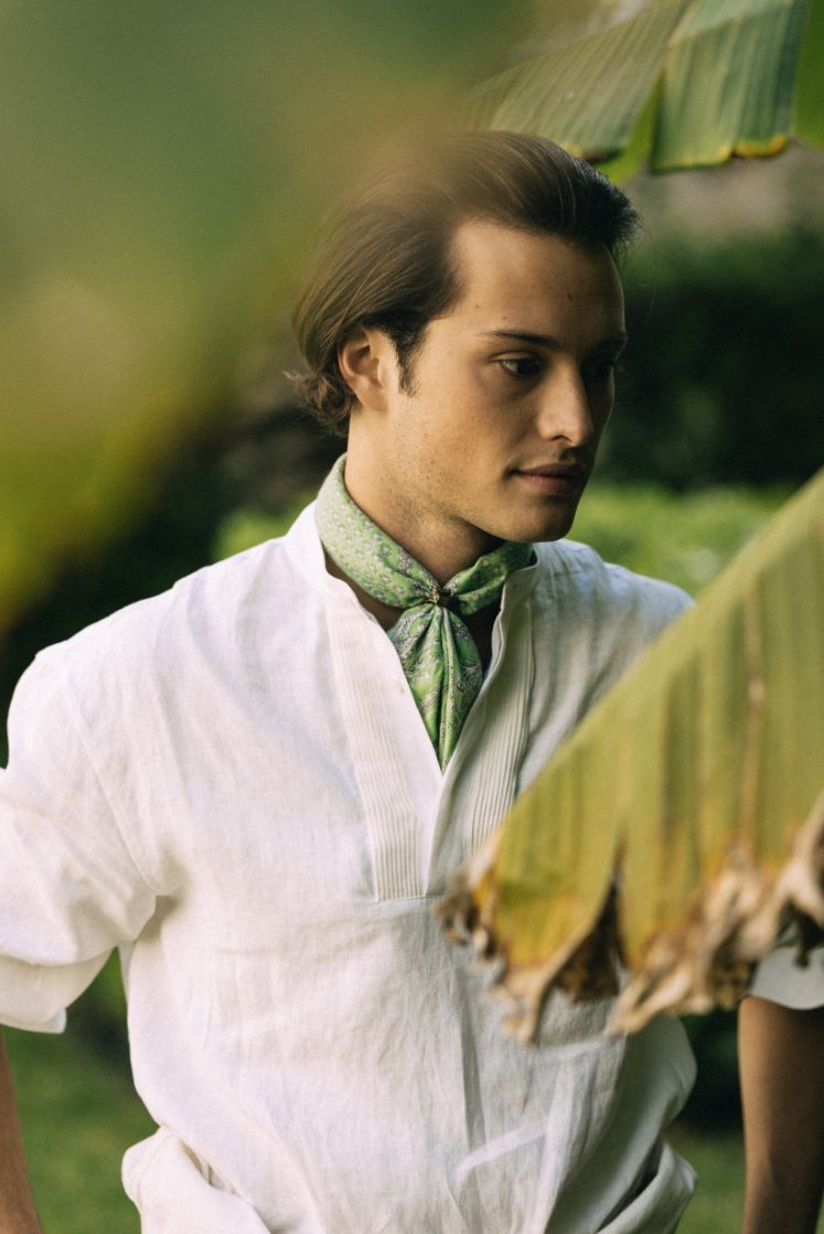 homme portant la chemise LAVIS, manches courtes.