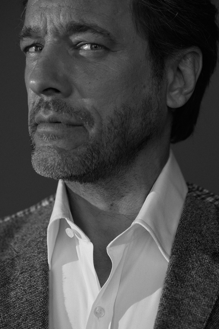 Chemise blanche en coton pour homme, vue de face, avec col classique et boutons, disponible sur bourrienne.com ou dans notre boutique dans le 10e arrondissement de Paris. Chemise élégante et intemporelle, idéale pour un style habillé ou décontracté.