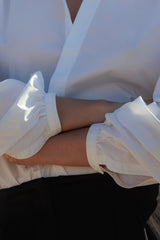 Chemise Femme Haut de gamme 100% coton col haut avec broderie sur la ligne des épaules. Vue poignets et ligne de boutonnage cachée..