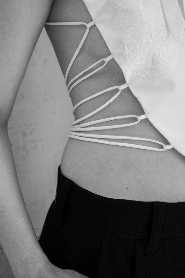Closeup sur le côté du plastron THERESA, avec les liens qui traversent de fines brides.  
