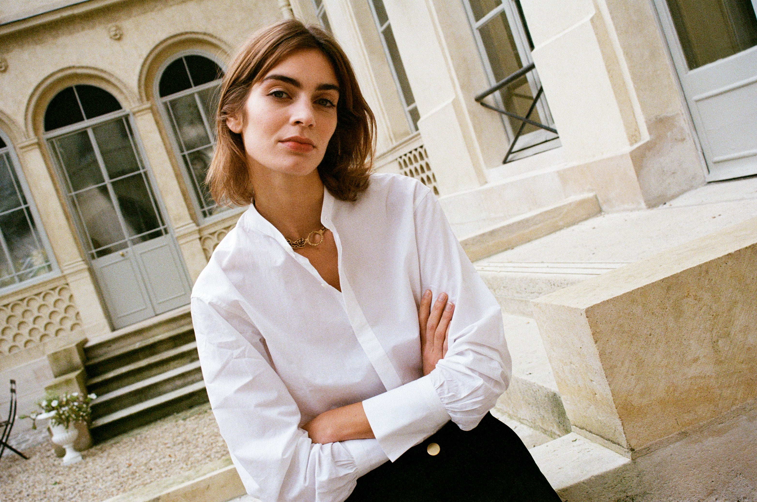 La chemise blanche ASTRALE reprend les codes de la marque de façon épurée et minimaliste, dans un subtil mélange de coton et de lin luxueux.