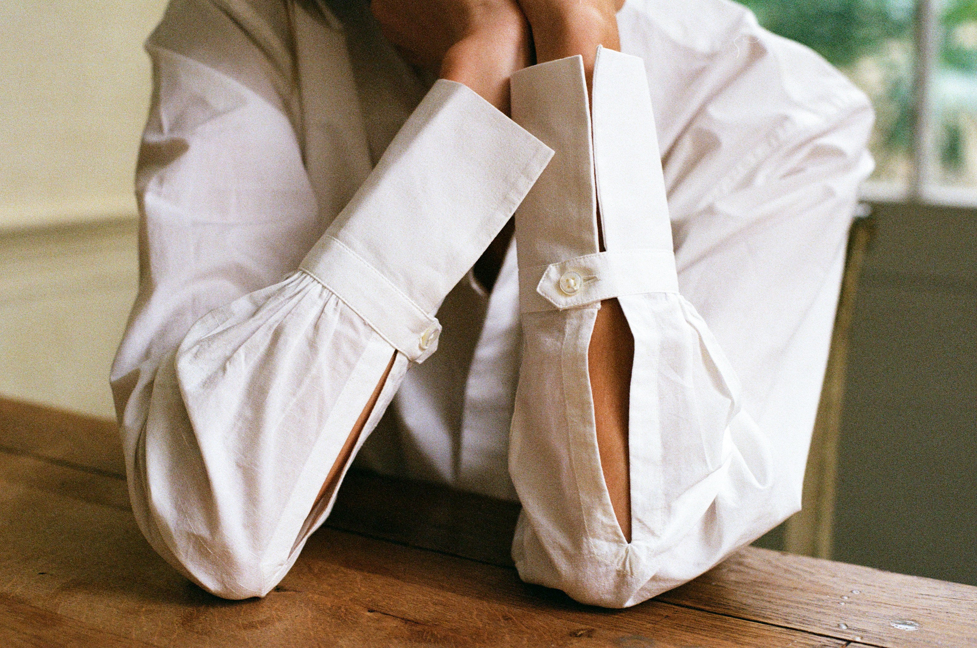 La chemise blanche ASTRALE reprend les codes de la marque de façon épurée et minimaliste, dans un subtil mélange de coton et de lin luxueux.