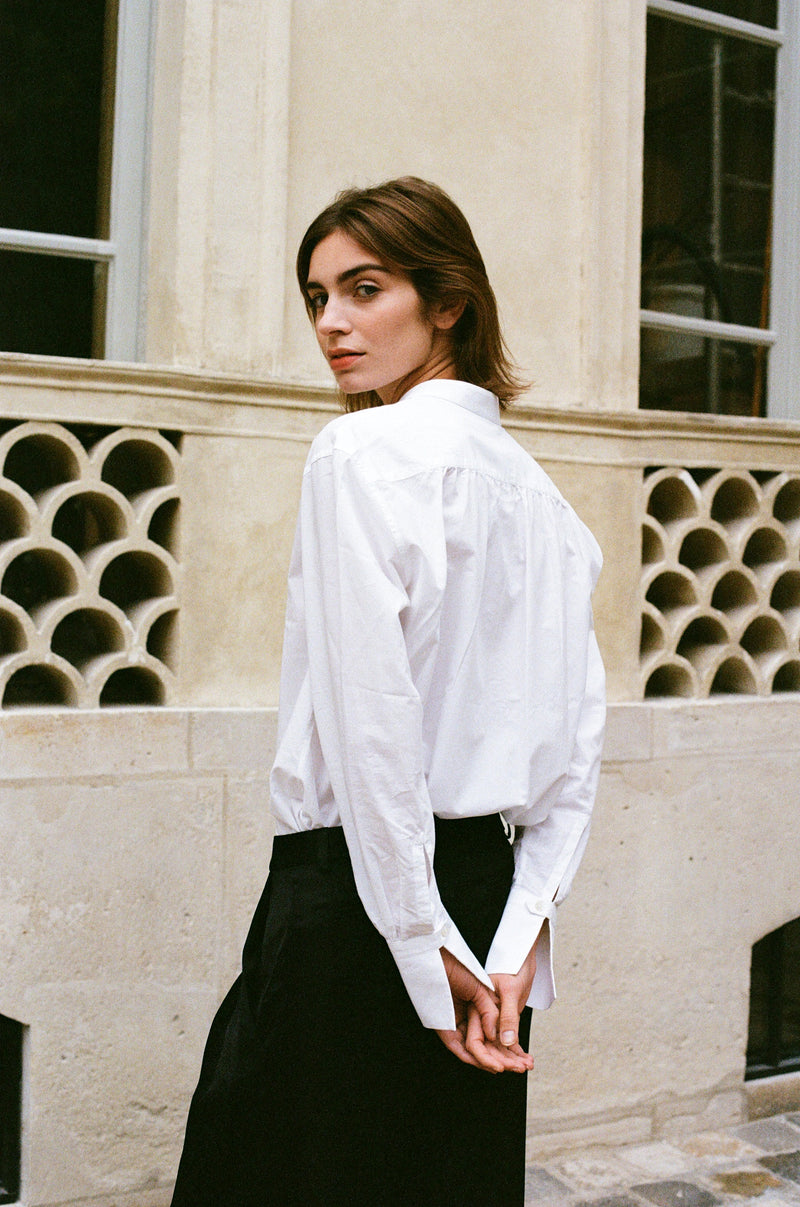 La chemise blanche ASTRALE reprend les codes de la marque de façon épurée et minimaliste, dans un subtil mélange de coton et de lin luxueux.