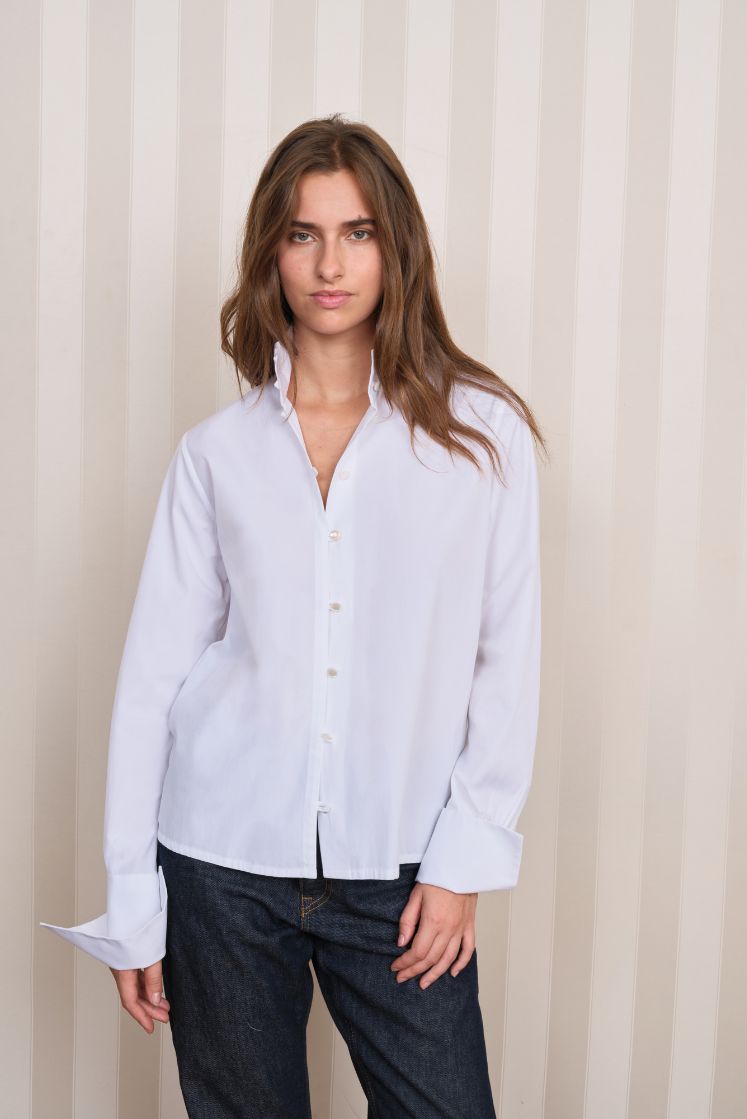 Chemise blanche femme à col haut et poignets longs. 