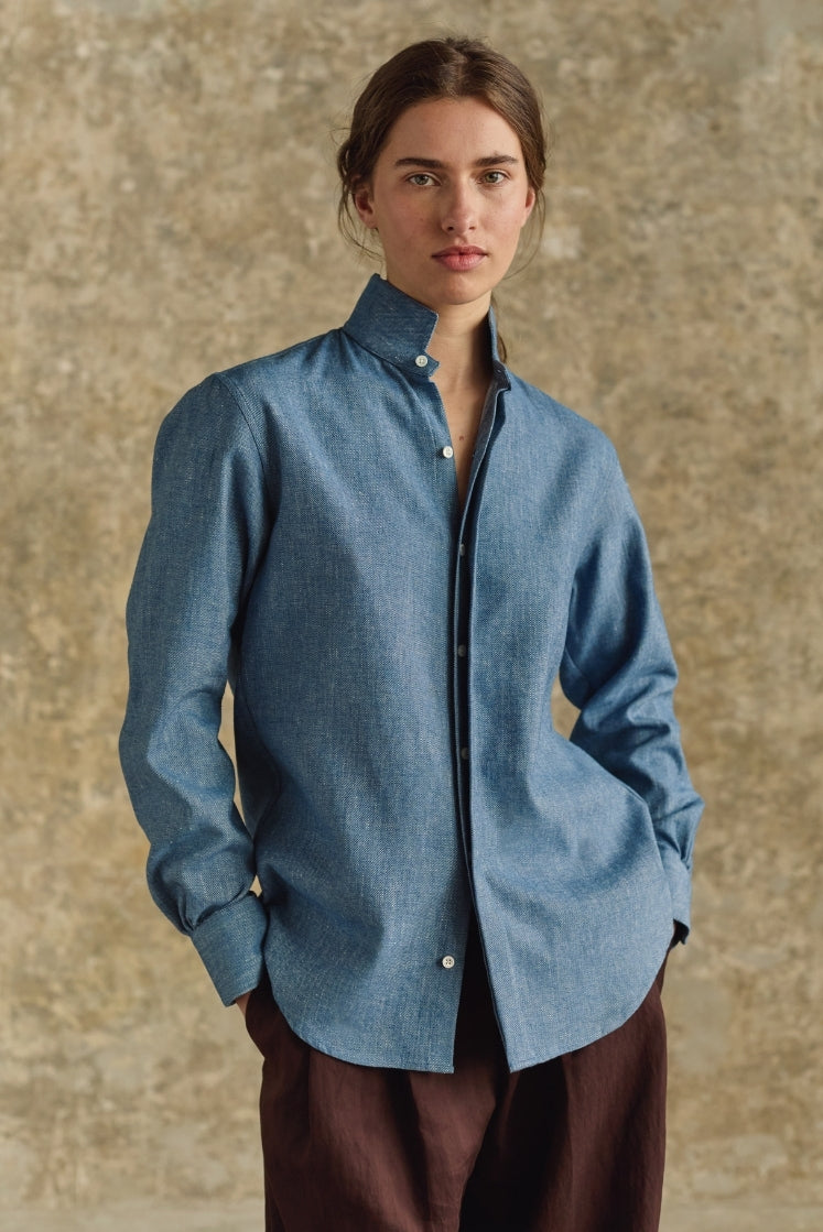 femme portant la chemise amazone à col haut en denim bleu clair