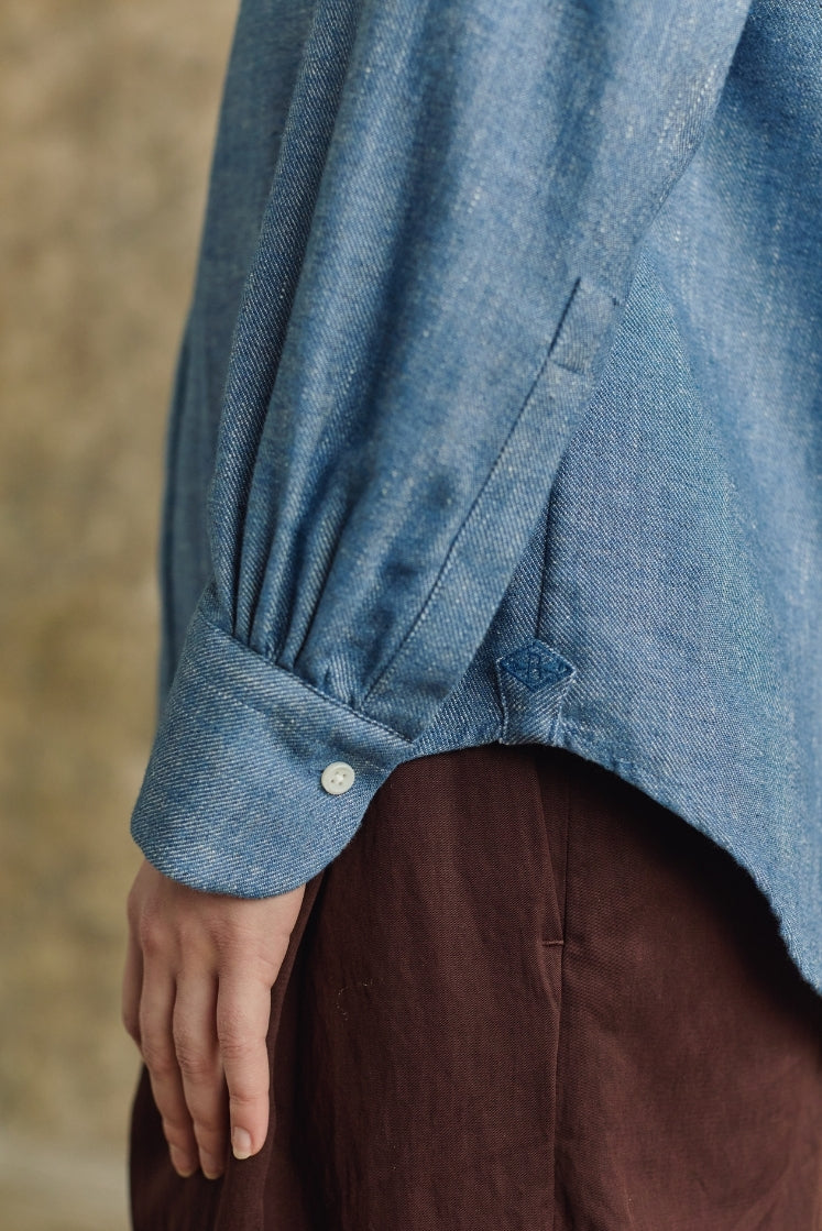 closeup sur le poignet classique de la chemise AMAZONE en denim bleu clair