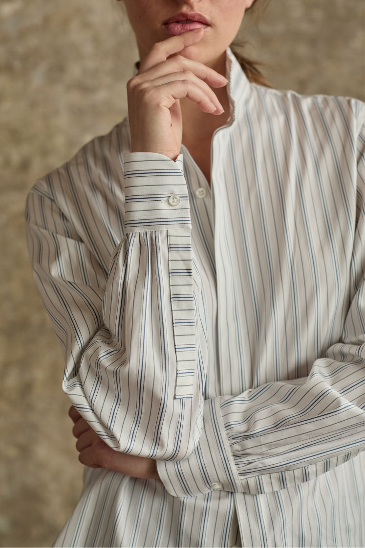 Chemise amazone rayée bleu gris en coton, détail des rayures fines
