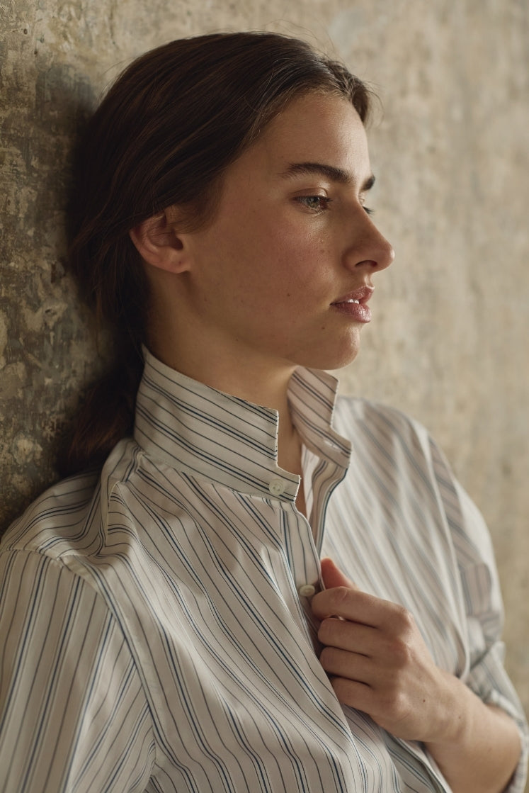 Femme portant une chemise rayée bleu gris Bourrienne Paris, col haut structuré