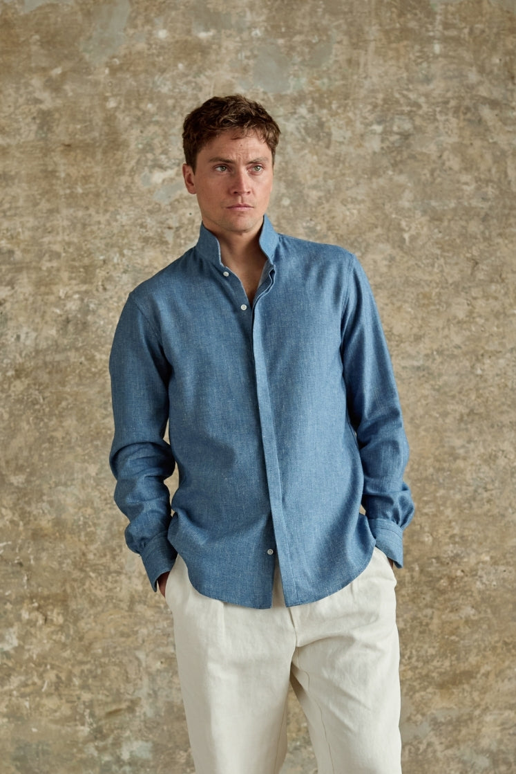 Chemise homme APPARAT en denim bleu clair, col haut, associée avec le pantalon blanc HORIZON, plan américian. 