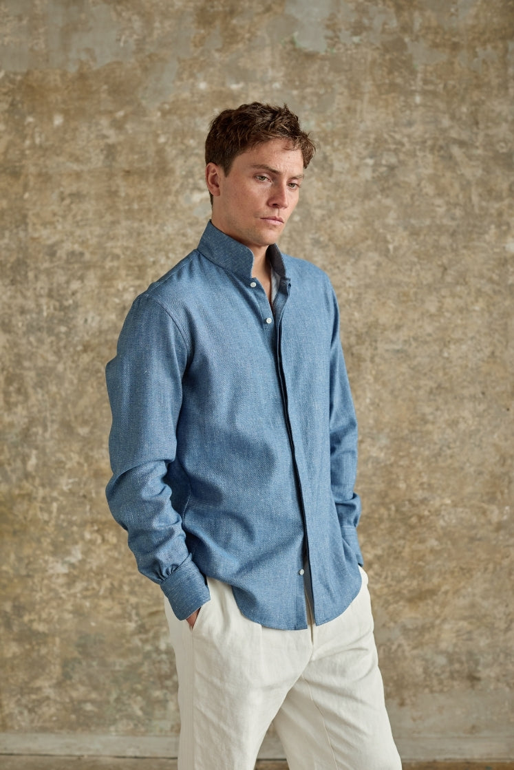 Chemise homme APPARAT en denim bleu clair, col haut, vue de profil. 