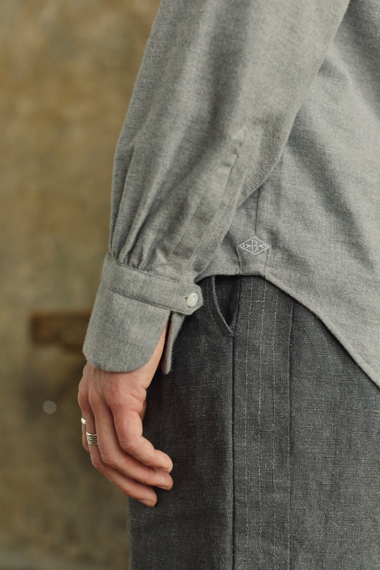 Poignet Bourrienne de la chemise homme APPARAT en flanelle de coton grise. 