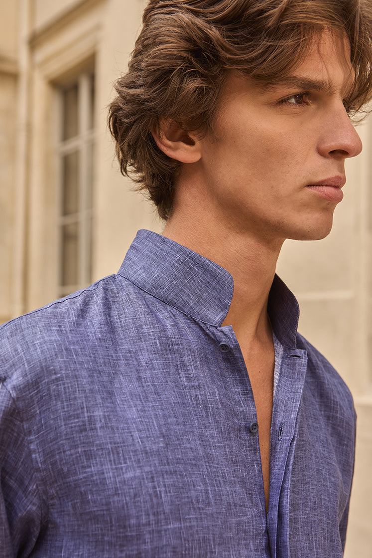 Closeup sur le col haut de la chemise Apparat en lin bleu.