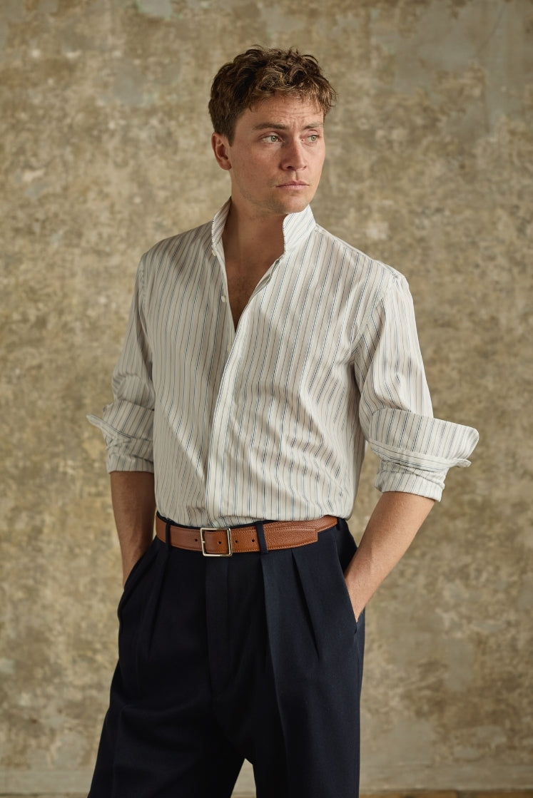 Chemise homme APPARAT rayée bleu et gris en coton avec col haut et poignets Bourrienne, chemises rentrée dans un pantalon à pinces et manches retroussées. 