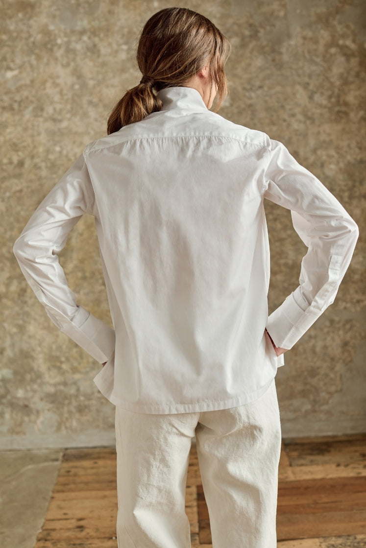Femme vue de dos portant chemise blanche en coton Bourrienne Paris X