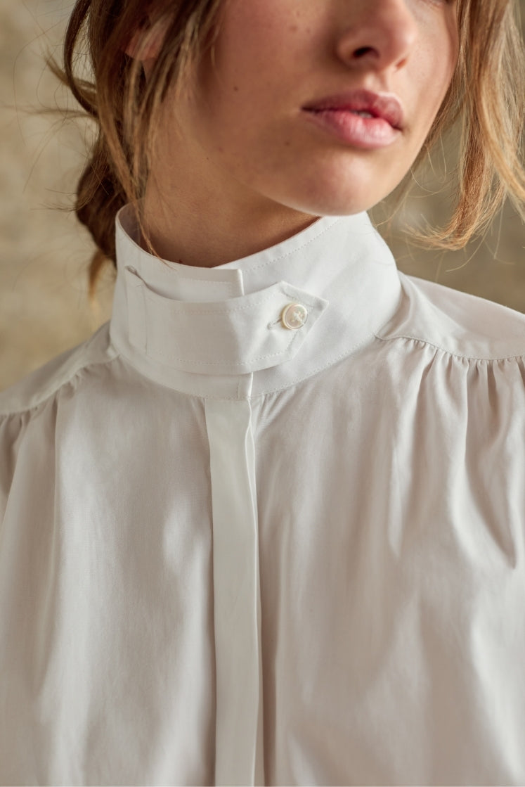 Chemise blanche femme col haut boutonné en coton 