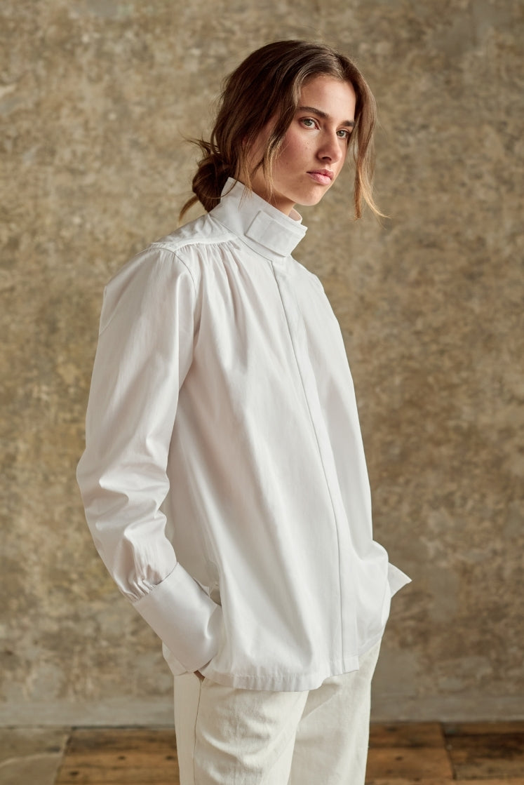 Chemise blanche femme col haut pronlongé d'une languette boutonnée Bourrienne Paris, coupe ample et intemporelle en coton certifié