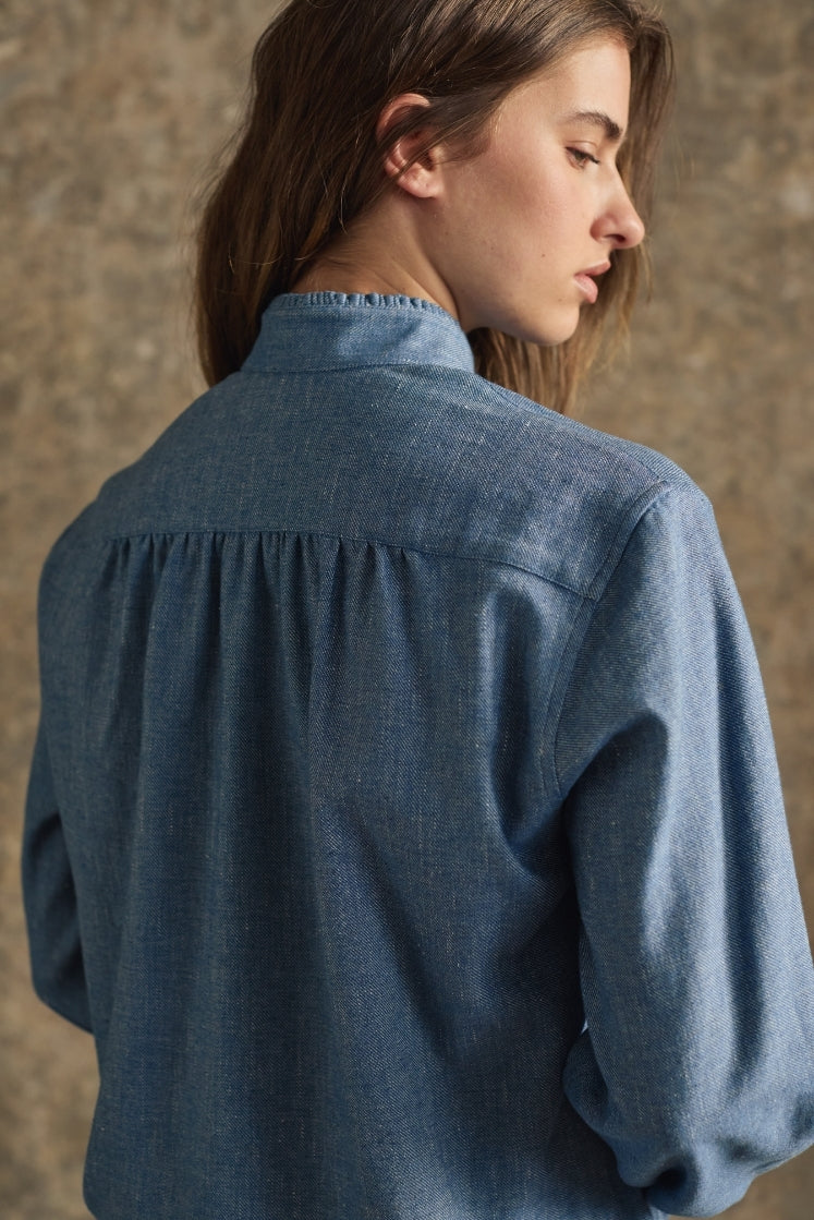 Chemise Boudoir denim femme vue de dos, détails plissés, confection artisanale
