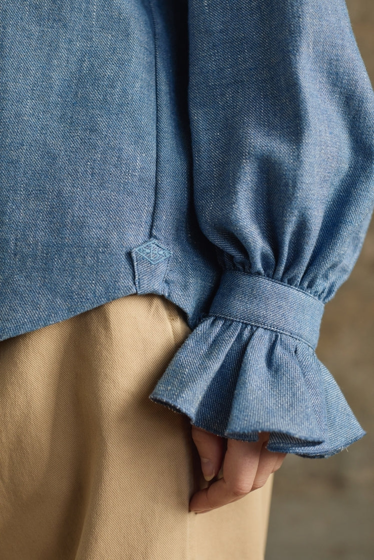 Chemise Boudoir en denim bleu, closeup sur le pognet à volants et la manche bouffante