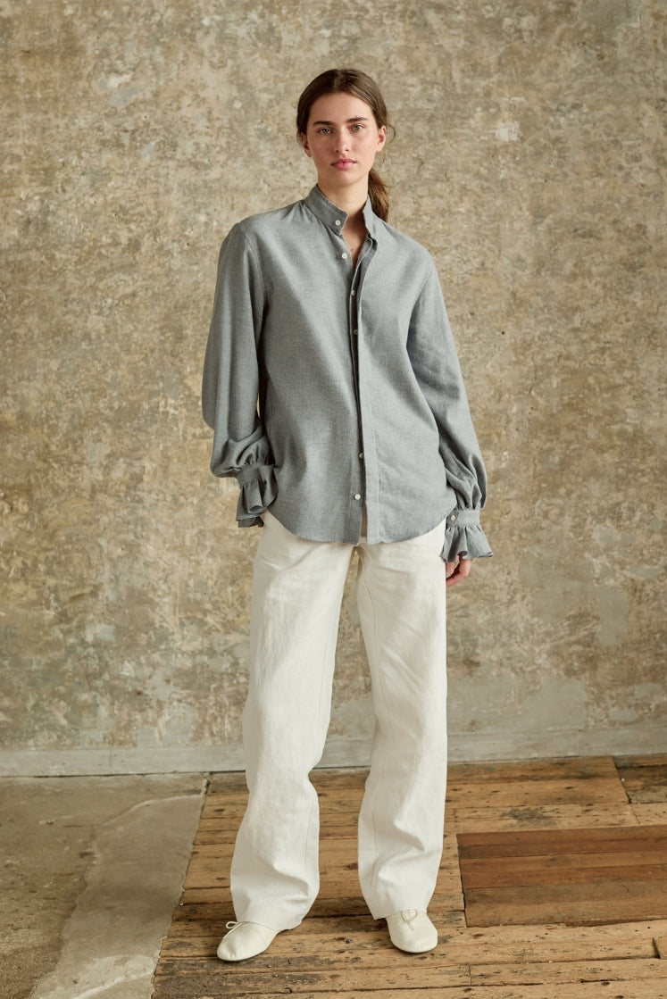 Chemise Boudoir en flanelle grise, col haut ancien à petits volants et manches bouffantes, associée au pantalon HORIZON en lin plâtré