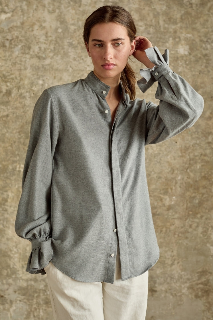 Chemise Boudoir en flanelle grise pour femme, coupe oversized avec manches bouffantes, poignets à volants