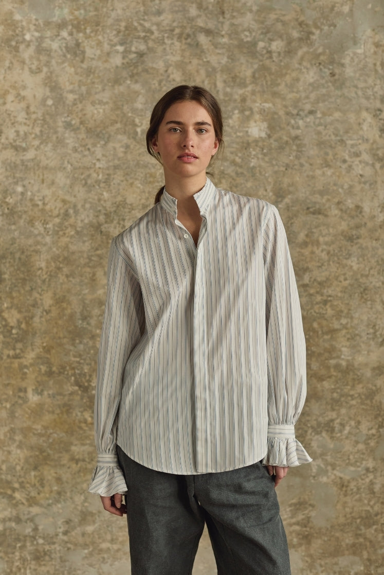 Chemise rayée bleue gris col haut ancien avec petits volants, manches bouffantes détails poignets à volants femme