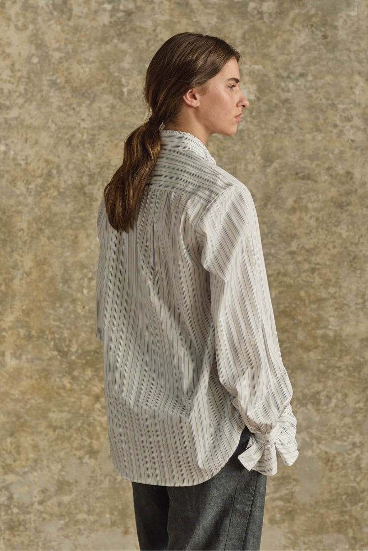 Chemise BOUDOIR rayée bleu gris, coupe oversized intemporelle, détails artisanaux