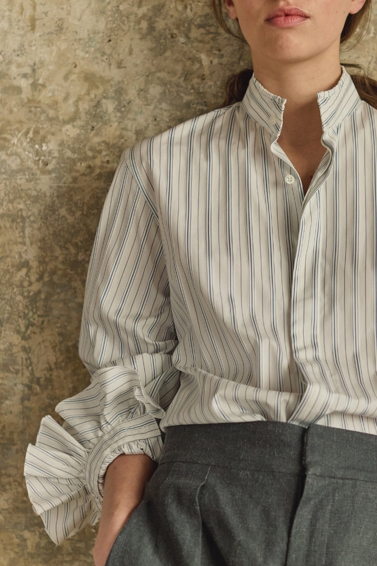 Chemise rayée bleu gris Bourrienne col montant et manches bouffantes retroussées, poignets à volants