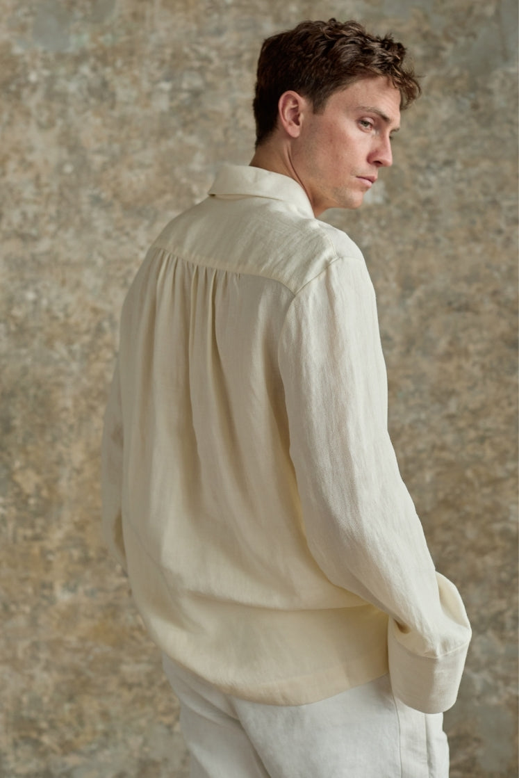 Homme portant la chemise blanche DOCK en lin et laine, plan américain vue de dos.
