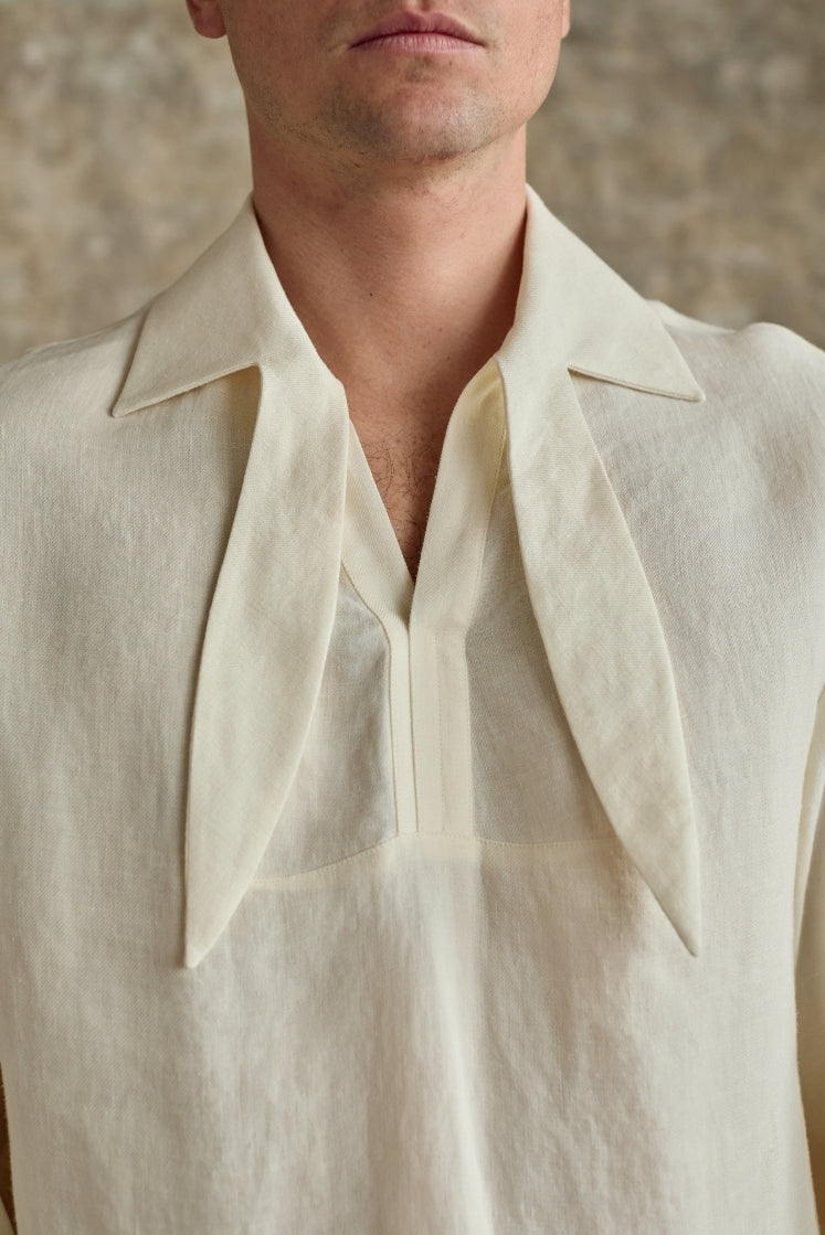 Closeup sur le col français à foulard intégré de la chemise blanche DOCK en lin et laine. 