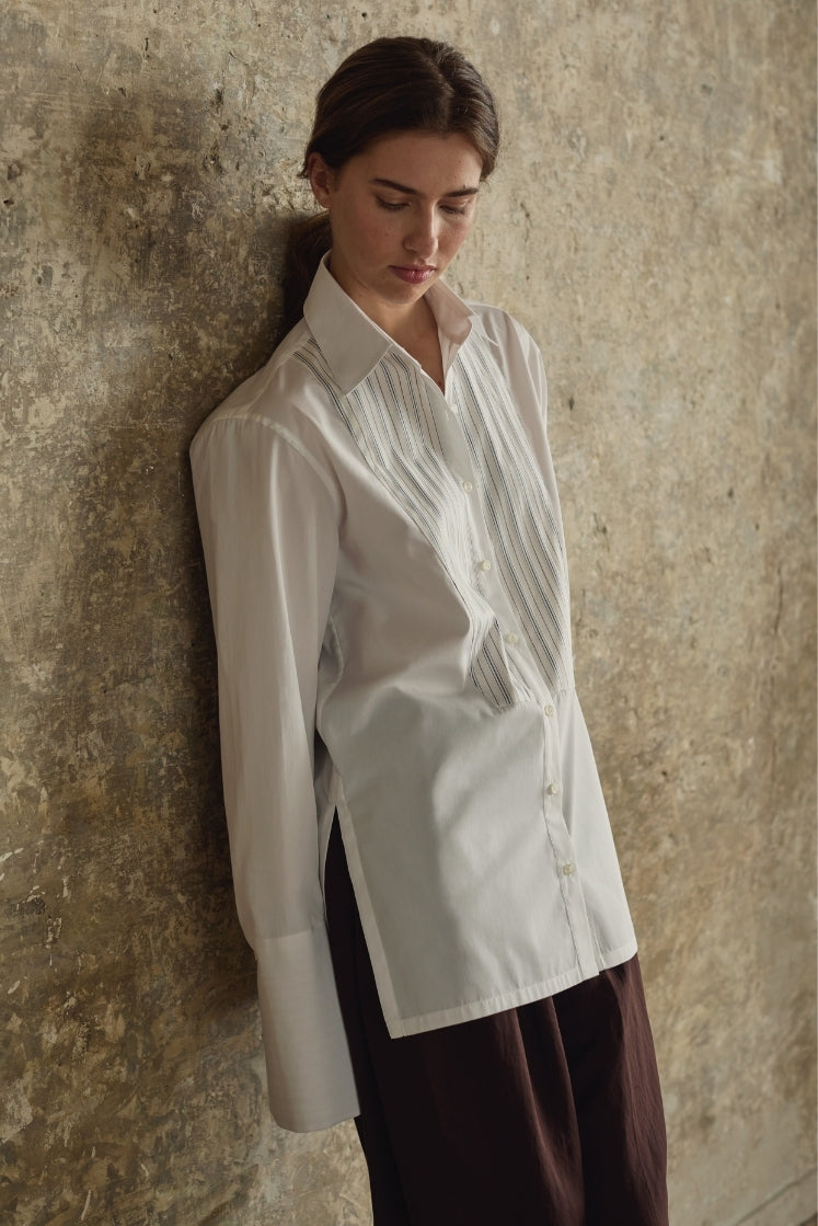 Chemise blanche femme à plastron coupé dans un tissu rayé bleu et gris, coton haut de gamme
