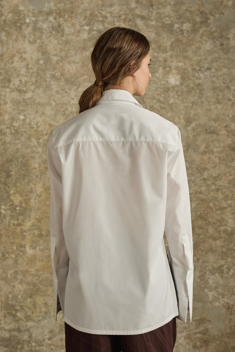 Chemise blanche pour femme vue de dos, col français et manches longues, confectionnée en popeline de coton italienne