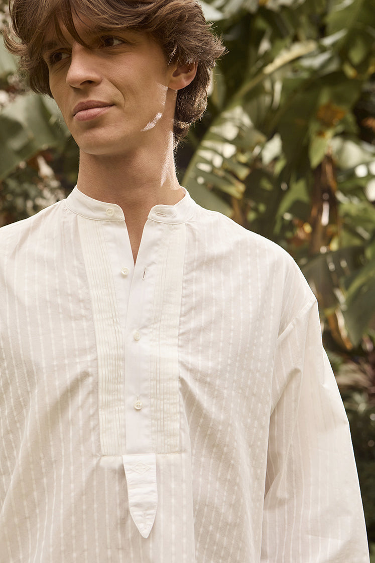 chemise blanche homme à col officier avec rayures blanches, plastron plissé sur les côtés de patte de plastron