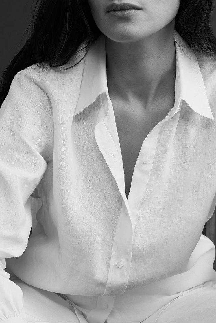 Closeup sur le col français de la chemise en lin blanc pour femme.