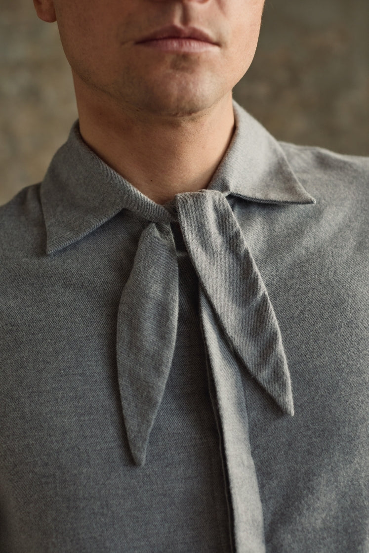 Chemise homme PALETTE en flanelle de coton grise à col français avec foulard noué. 