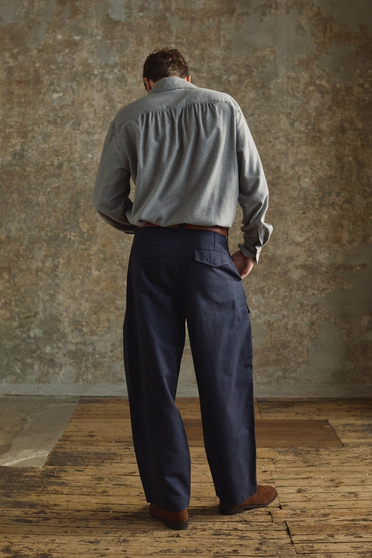 Chemise homme PALETTE en flanelle de coton grise, fronces au dos. 