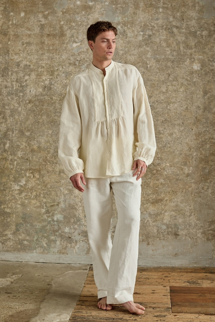 Chemise homme PEINTRE en lin et laine associée au pantalon HORIZON en lin plâtré.