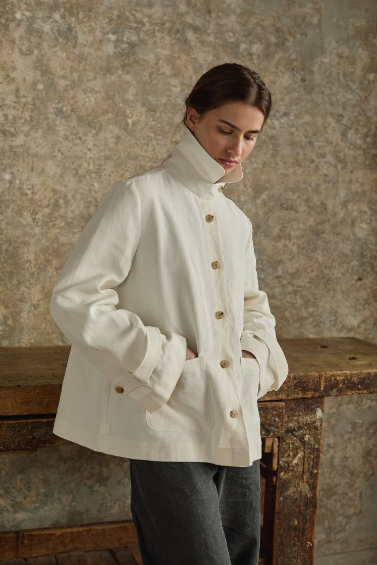 Surchemise blanche col montant femme Bourrienne en lin plâtré, manches longues, look intemporel