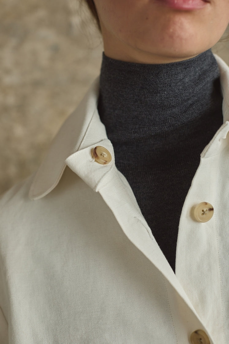Closeup sur le col haut de la surchemise blanche PIGMENT avec boutons beige