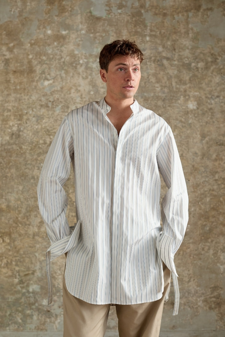 Chemise homme PINCEAU en popeline de coton blanche à rayures bleues et grises avec col officier et poignets Bourrienne à liens.